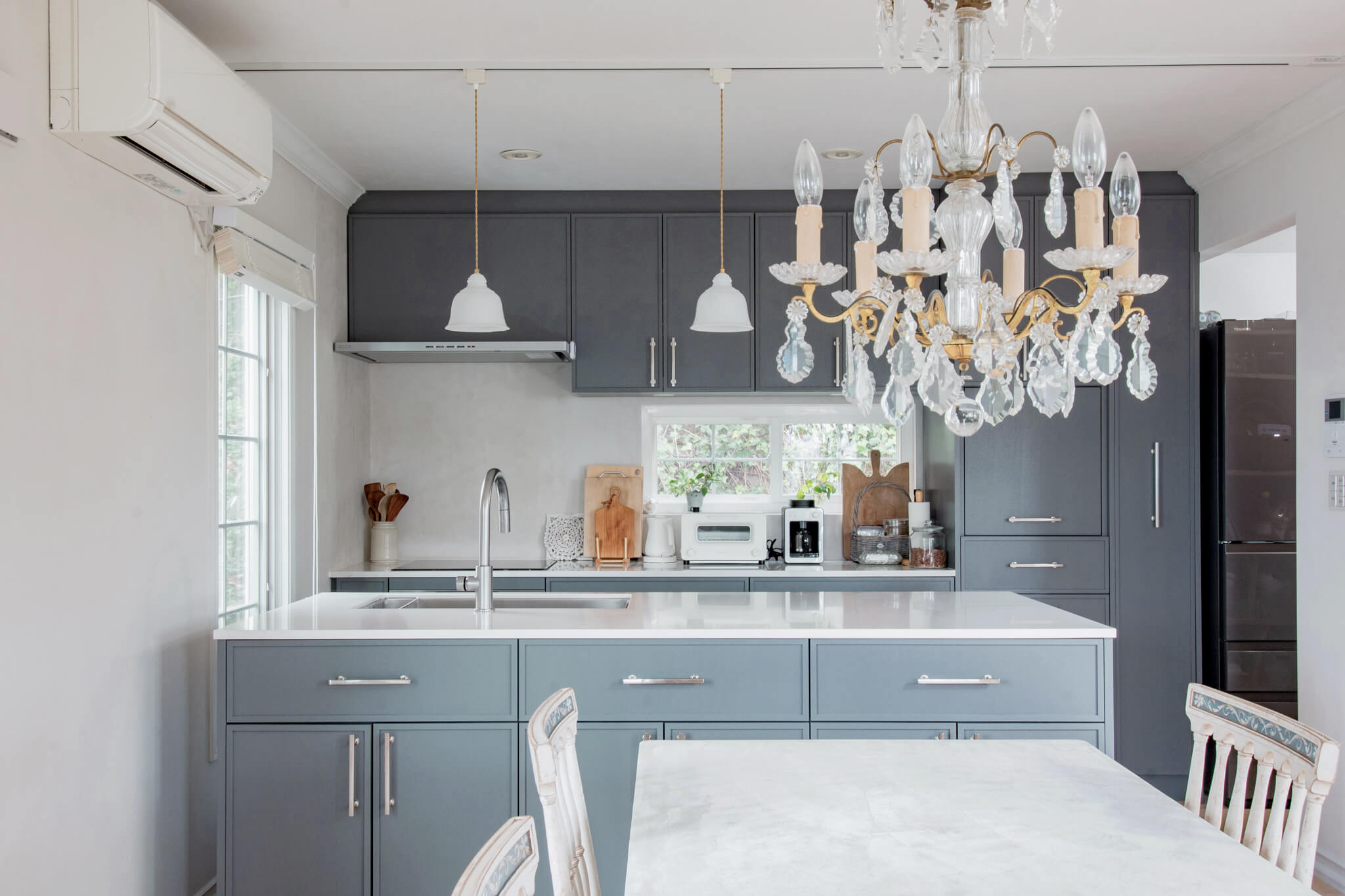 フレンチアンティーク家具との調和と、色彩のコントラストが美しいキッチン