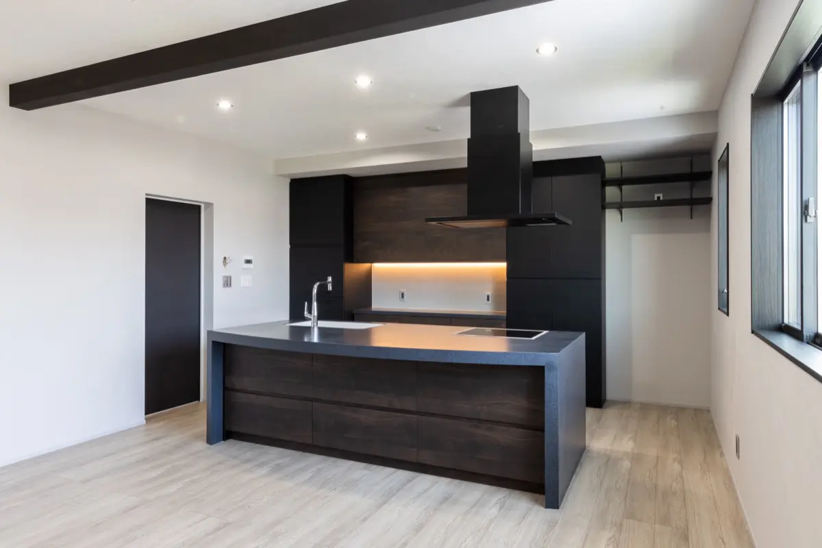 シックな配色が上品で重厚なデザインのアイランドキッチン | オーダー