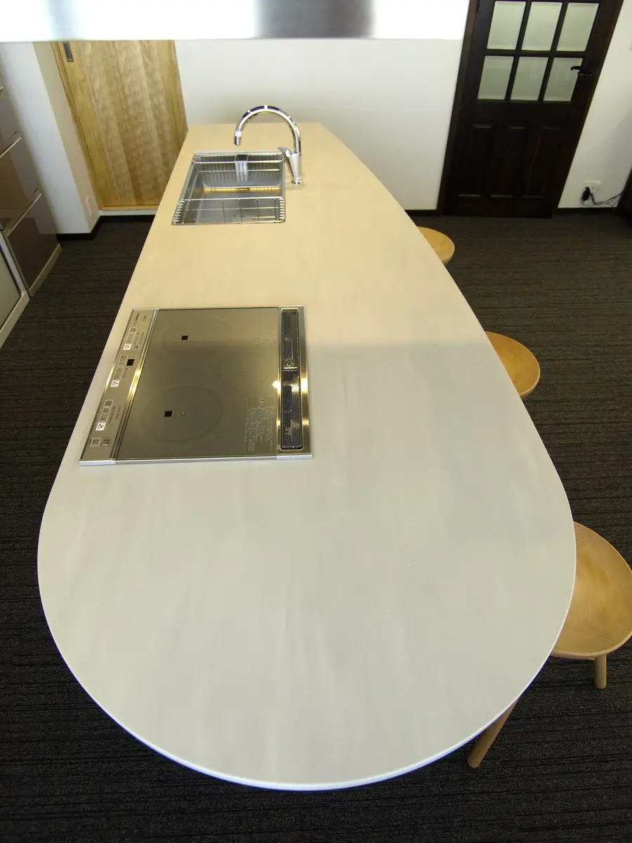 会話のしやすい変形ワークトップのアイランドキッチン 会話のしやすい変形ワークトップのアイランドキッチン