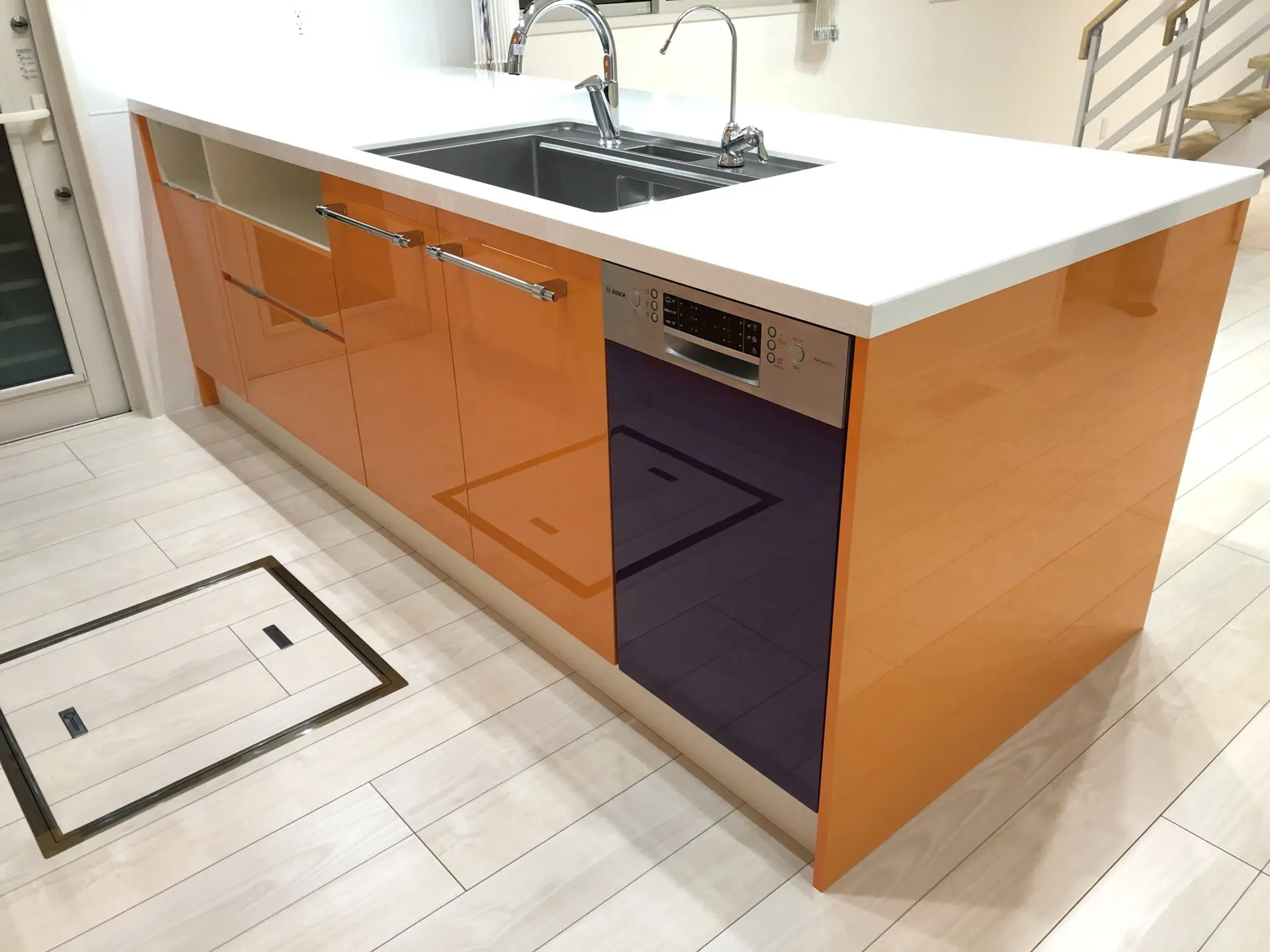 ビルトインコンロをなくしたオレンジのオーダーキッチン | オーダー