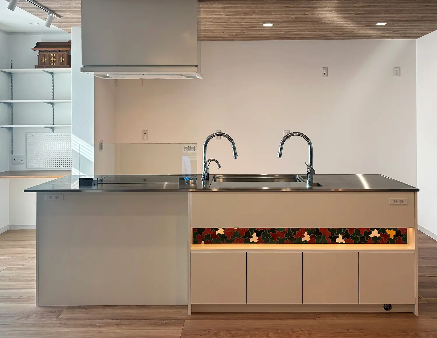 タイルアートに3世代家族が集まるアイランドキッチン | オーダー